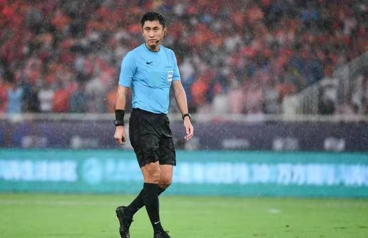 李阿姨、李晓芬以及赵昊，则坐在后排。